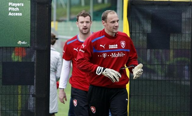 Jaroslav Drobný a Jan Laštůvka po tréninku fotbalové reprezentace v polské Vratislavi