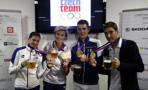 Přípitek pivem natočeným ministrem obrany čekal ve Kbelích úspěšné olympioniky. Zleva bronzová Zuzana Hejnová a zlatí Barbora Špotáková, Jaroslav Kulhavý a David Svoboda.