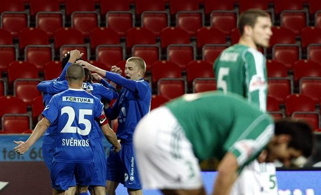 Fotbalisté Baníku Ostrava se radují z úvodního gólu proti Bohemians 1905 v dohrávce 19. kola Gambrinus ligy.