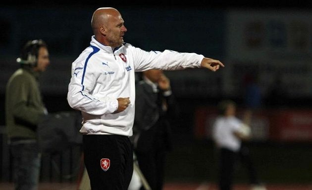 Trenér reprezentace Michal Bílek udílí svým svěřencům pokyny během přípravného duelu s Izraelem.