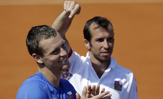 Radek Štěpánek (vpravo) ukazuje na Tomáše Berdycha, který zařídil tři body českému daviscupovému týmu v utkání proti