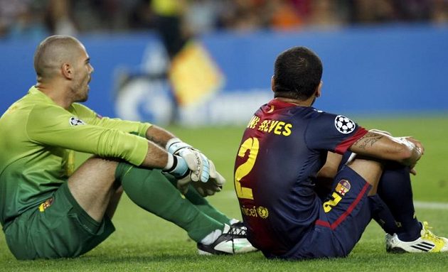 Smutní brankář Victor Valdes (vlevo) a Dani Alves po inkasovaném vlastním gólu.