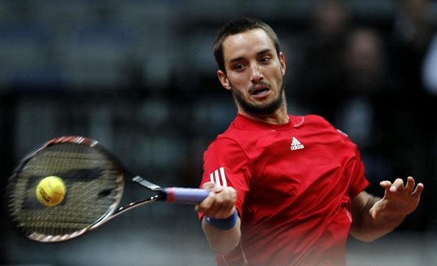 Srbský tenista Viktor Troicki v utkání proti Tomáši Berdychovi ve čtvrtfinále Davis Cupu.