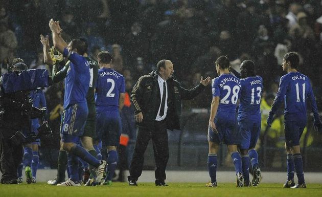 Kouč Chelsea Rafael Benítez gratuluje hráčům Chelsea včetně Petra Čecha k vítězství.