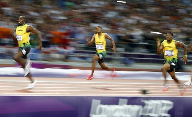 Jamajské trio Usain Bolt (vlevo), Warren Weir (uprostřed) a Yohan Blake (při finále sprintu na 200 metrů.