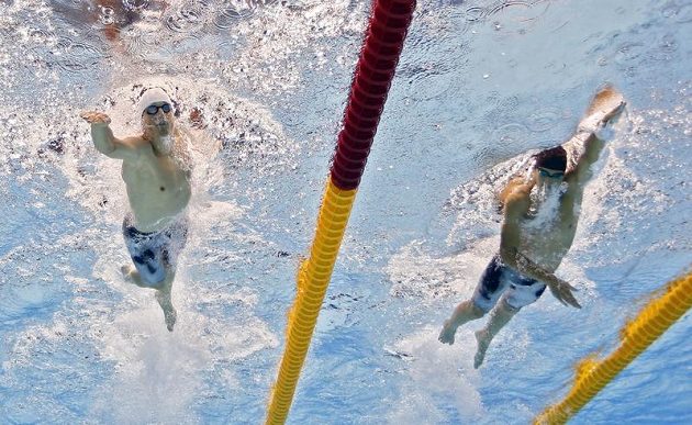 Moderní pětibojaři Ondřej Polívka (vlevo) a David Svoboda během druhé disciplíny olympijského závodu.