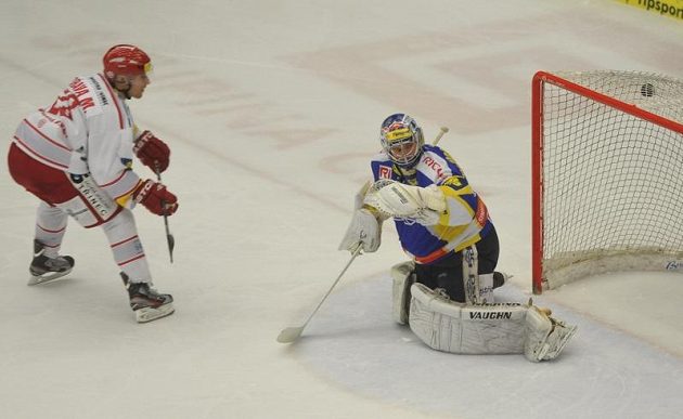Třinecký Miloslav Hořava proměňuje samostatný nájezd proti zlínskému Luboši Horčičkovi, čímž rozhodl druhý zápas předkola play-off.
