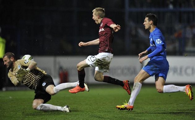 Brankář Liberce David Bičík inkasuje gól na 1:3 od Ladislava Krejčího ze Sparty (uprostřed).