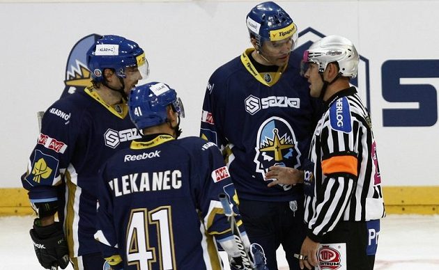 Jaromír Jágr a Tomáš Plekanec hovoří se sudím - archivní snímek ze sezóny 2012/2013.