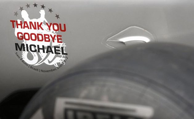 Nálepka na monopostu Michaela Schumachera při VC Brazílie s nápisem "Díky a na shledanou, Michaeli".