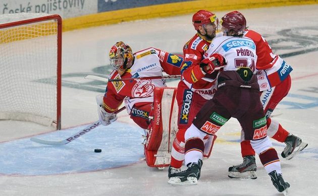 Slávistický gólman Dominik Furch a jeho spoluhráči Pavel Kolařík s Michalem Kempným se snaží odstavit sparťana Daniela Přibyla.