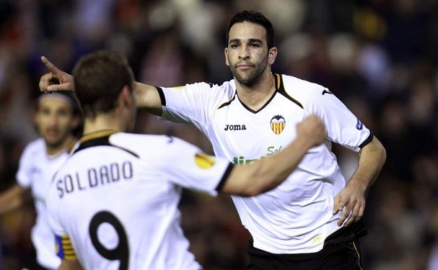 Adil Rami a Roberto Soldado z Valencie slaví gól v odvetě čtvrtfinále Evropské ligy proti Alkmaaru.