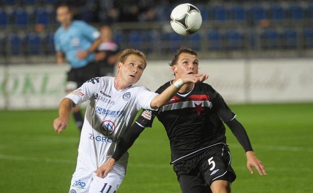 Jiří Valenta (vlevo) ze Slovácka a Milan Nitranský ze Slavie bojují o míč v předehrávce 10. kola Gambrinus ligy.