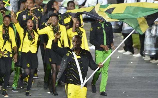 Sprinter Usain Bolt vede jamajskou výpravu na plochu Olympijského stadiónu při zahájení her v Londýně.