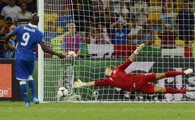 Suverénní Němci na turnaji skončili v semifinále díky dvěma přesným trefám svérázného útočníka Maria Balotelliho.