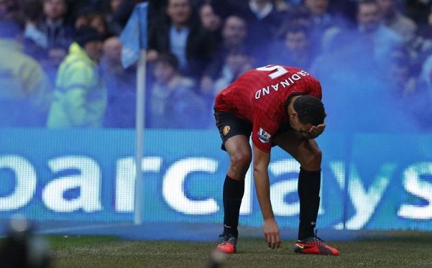 Obránce Manchesteru United Rio Ferdinand se chytá za čelo poté, co jej v derby s City zranila mince hozená z hlediště.