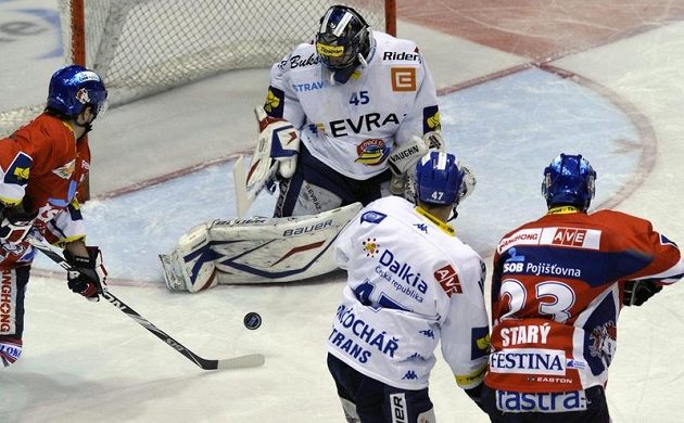 Zleva pardubický útočník Petr Koukal, brankář Vítkovic Roman Málek, obránce Petr Punčochář a útočník Jan Starý v úvodním zápase čtvrtfinále play-off.