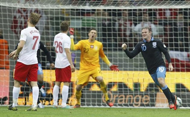 Anglický útočník Wayne Rooney se raduje z úvodní trefy v kvalifikačním duelu proti Polsku