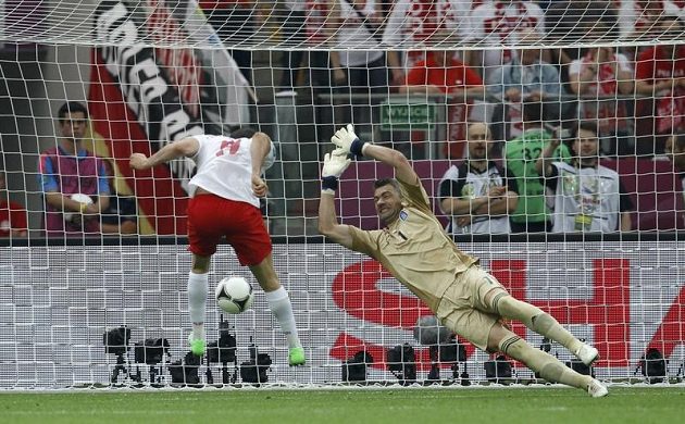 Gól a Poláci vedou 1:0. Úvodní branku turnaje vstřelil v 17. minutě domácí Robert Lewandowski, který takto hlavičkou překonal řeckého brankáře Kostase Chalkiase.