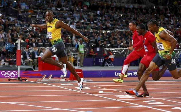 Žádné pochyby. Usain Bolt probíhá první cílem londýnské stovky, fotofiniše nebylo třeba.