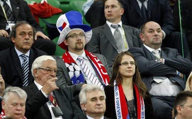 Zleva Prezdient UEFA Michel Platinu, český ministr dopravy Pavel Dobeš a Miroslav Pelta, šéf FAČR.