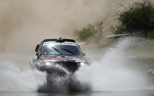 Automobilový jezdec Orlando Terranova z Argentiny na trati desáté etapy Rallye Dakar.