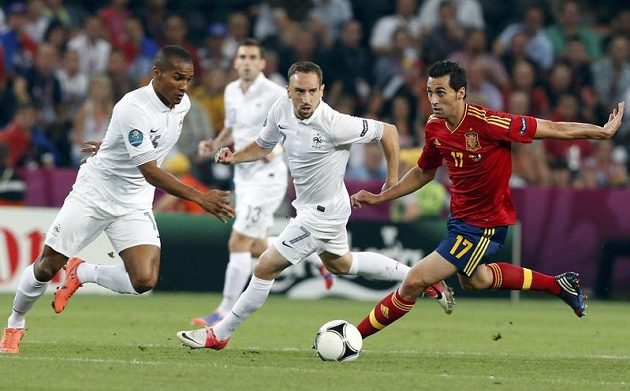 Španěl Álvaro Arbeloa (vpravo) v souboji s Francouzi Florentem Maloudou (vlevo) a a Franckem Ribérym.