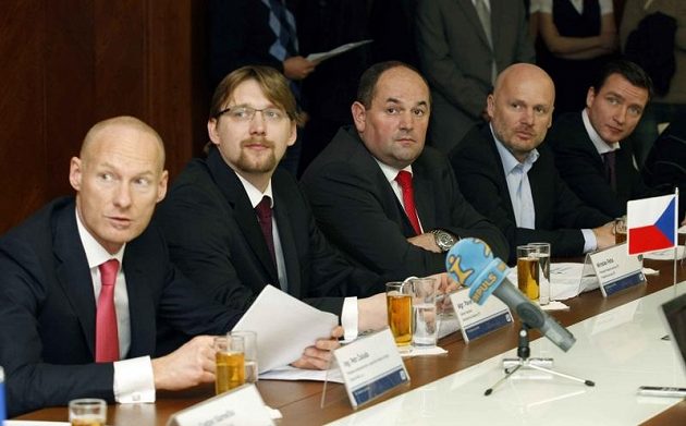 Zleva Petr Žalouda (generílní ředitel ČD), Pavel Dobeš (ministr dopravy), Miroslav Pelta, Michal Bílek a Vladimír Šmicer.