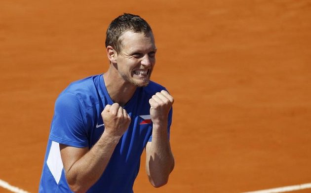 Je to tam! Tomáš Berdych se raduje po vítězství nad Carlosem Berlocqem z Argentiny.