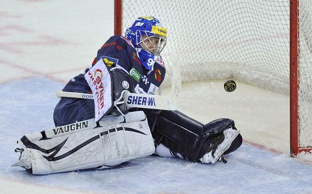 Liberecký gólman Marek Pinc likviduje nepříjemný puk ve třetím semifinále proti Pardubicím.