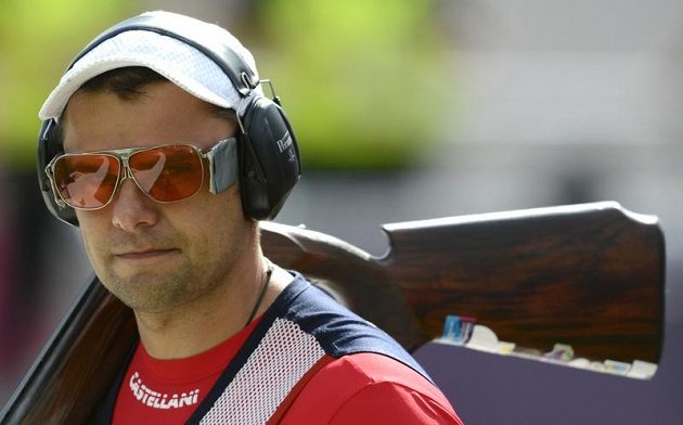 David Kostelecký odchází z olympijské střelnice, zlato z Pekingu v trapu neobhájil.