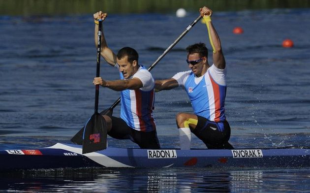 Deblkanoe Jaroslav Radoň (vlevo), Filip Dvořák dojela ve finále olympijského závodu pátá.