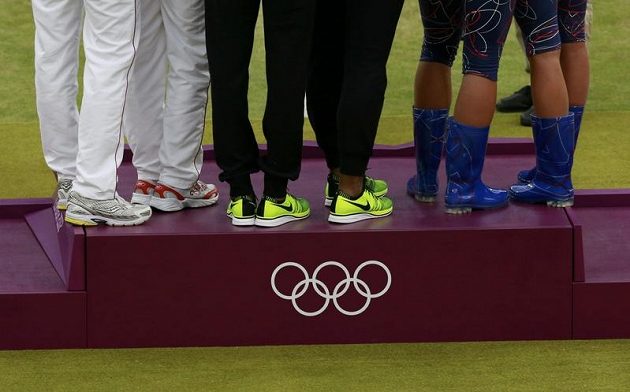 Slavné české holínky na stupních vítězů... Andrea Hlaváčková a Lucie Hradecká si v nich došly pro stříbro ze čtyřhry.