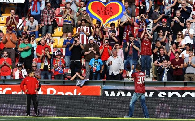 Libor Sionko se při utkání s Hradcem loučil s aktivní kariérou. Od sparťanských fandů se dočkal bouřlivých děkovných ovací.