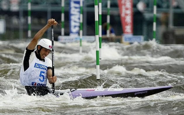 Šance olympionika Stanislava Ježka ukončilo ve finálové jízdě v Praze Troji zlomené pádlo.