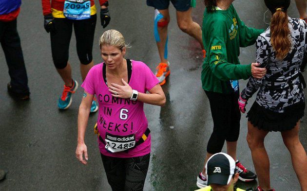 Amy Keil po doběhnutí bostonského maratónu. Závod dokončila v osmém měsíci těhotenství za 4 hodiny a 19 minut.