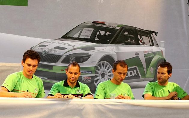Kompletní posádky továrního týmu Škoda Motorsport. Zleva Jan Kopecký, navigátor Pavel Dressler, finský pilot Juho Hänninen a jeho spolujezdec Mikko Markkula.