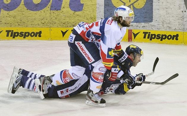 Petr Nedvěd z Liberce a Casey Borer z Pardubic ve třetím utkání čtvrtfinálové série.