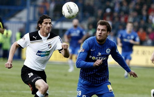 Liberecký Michael Rabušic (vpravo) v souboji o míč s plzeňským Mariánem Čišovským.