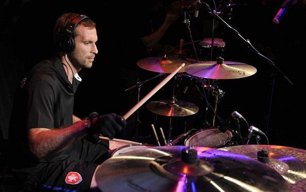 Petr Čech zahrál v Českém domě ve Vratislavi na bicí.