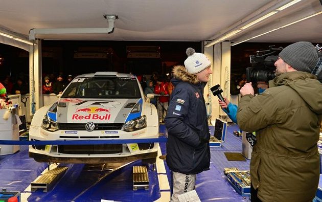 Fin Jari Matti Latvala při soutěžení premiéře v mistrovství světa s vozem Volkswagen Polo WRC vypadl předčasně, a tak měl dostatek času na rozhovory.