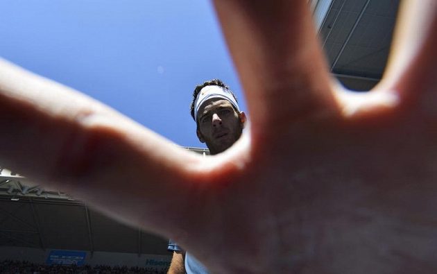 Překvapivě brzy z turnaje vypadl Juan Martín Del Potro, jenž doplatil na senzační tažení Francouze Chardyho. Argentinec neměl po prohře moc dobrou náladu, o publicitu už vůbec nestál.