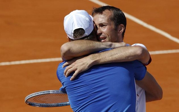 Radek Štěpánek (vpravo) objímá Tomáše Berdycha, který svými třemi body zařídil postup daviscupového týmu do finále.