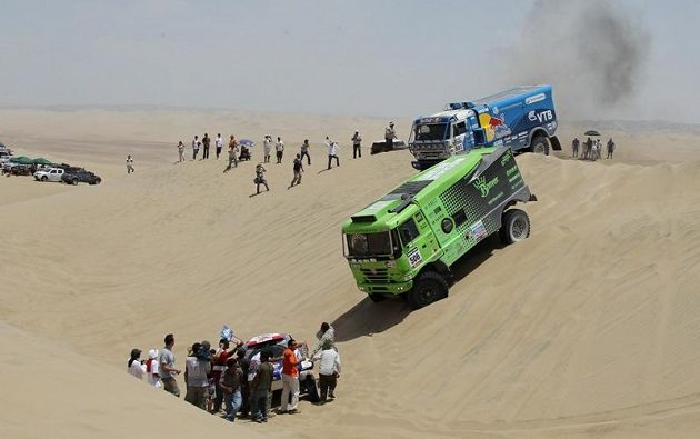 Martin Kolomý s tatrou přejíždí jednu z dun při Rallye Dakar, v závěsu Eduard Nikolajev s kamazem.