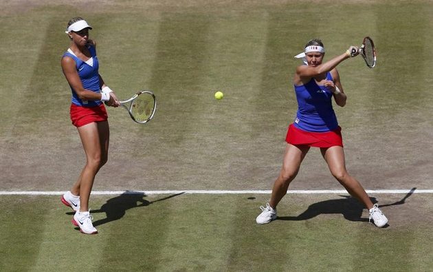 Tenistky Lucie Hradecká (vpravo) a Andrea Hlaváčková v utkání proti americkému páru Huberová, Raymondová.