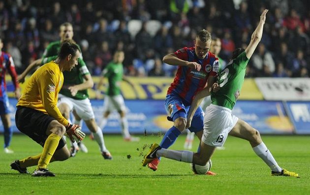 Uprostřed Jakub Hora z Plzně, vpravo Pavel Eliáš z Jablonce a zcela vlevo brankář Michal Špit.