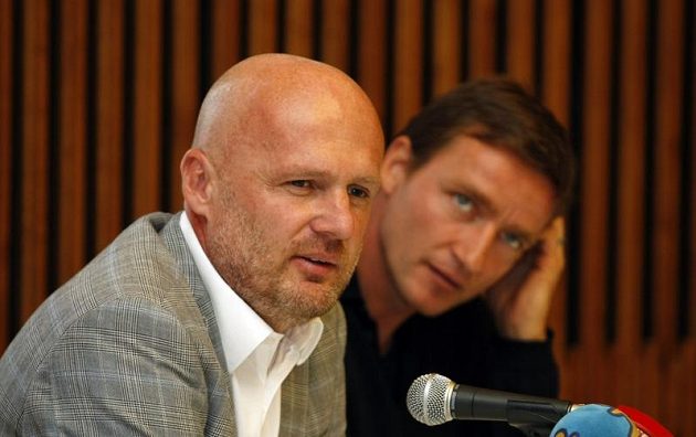 Trenér fotbalové reprezentace Michal Bílek (vlevo) a manažer národního celku Vladimír Šmicer před úvodním utkáním kvalifikace o postup na mistrovství světa v Dánsku.