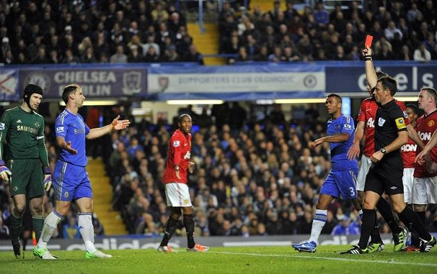Branislav Ivanovič viděl červenou kartu, úplně vlevo celou situaci sleduje brankář Chelsea Petr Čech.