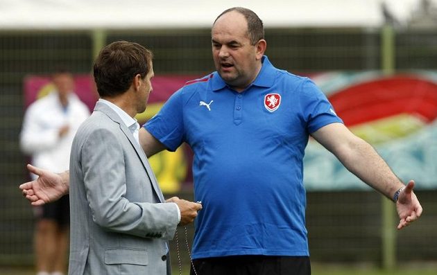 Karel Poborský (vlevo) a a předseda FAČR Miroslav Pelta na tréninku české fotbalové reprezentace