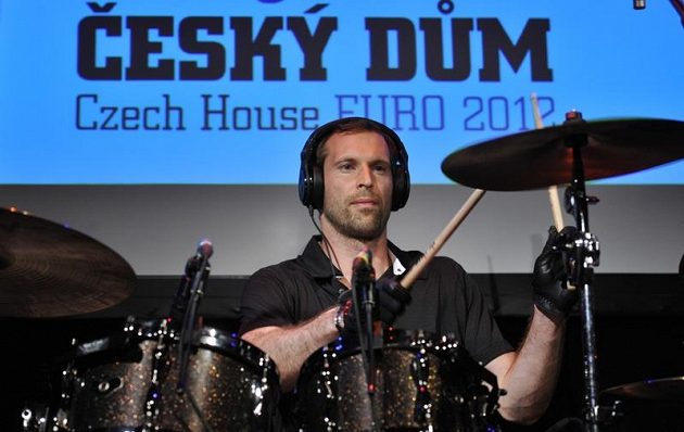 Petr Čech předvedl ve Vratislavi, jak válí za bicími
